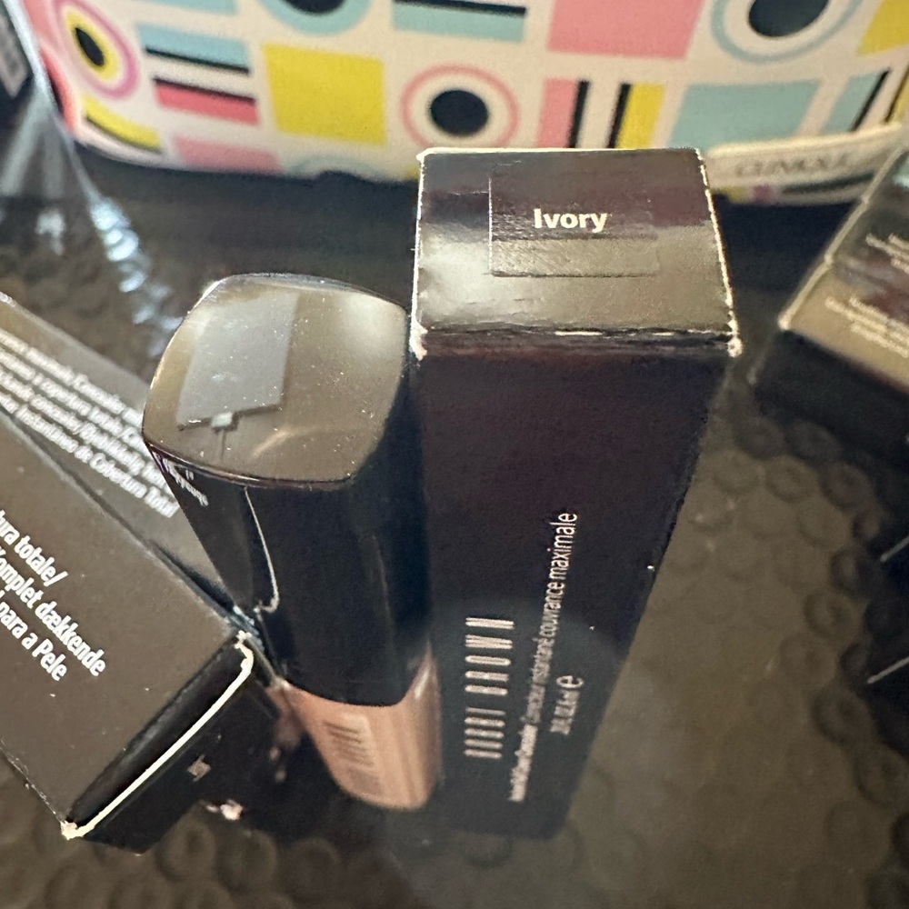 Bobbi Brown Skin Full Cover Concealer .27 fl. oz. LIQ/8 ml - IVORY - Picture 2 of 7